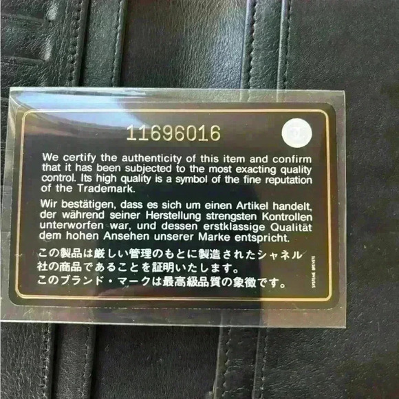 EUC Chanel Ivory quilted wallet. Comes with original ID card.Chanel box included - Picture 4 of 15